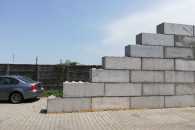 Bloki betonowe, klocki lego, mury oporowe